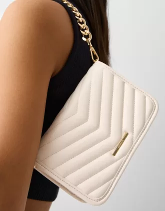 Bolso bandolera acolchado multiuso con cadena Cream