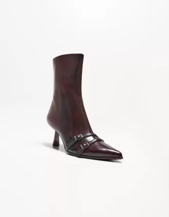 Botines tacón gatito con hebillas Maroon