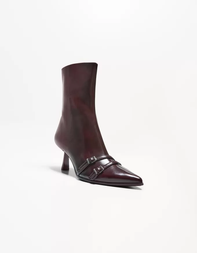 Botines tacón gatito con hebillas Maroon