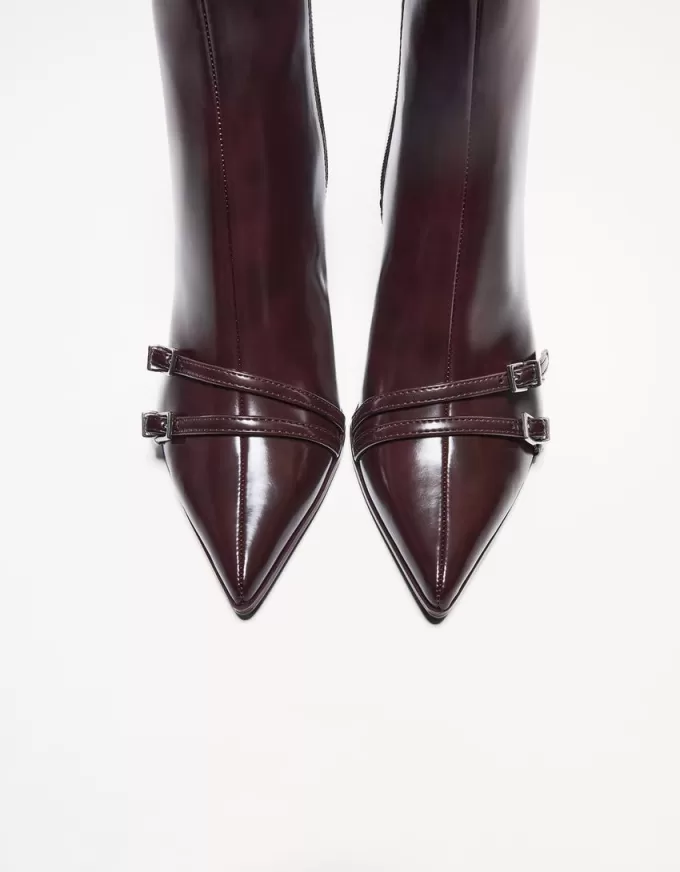 Botines tacón gatito con hebillas Maroon