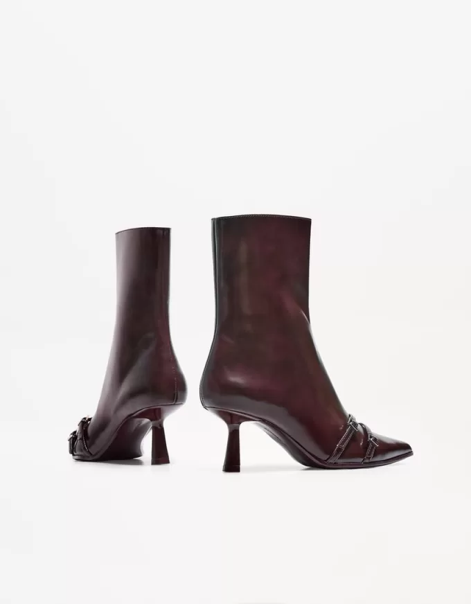 Botines tacón gatito con hebillas Maroon