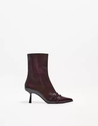 Botines tacón gatito con hebillas Maroon
