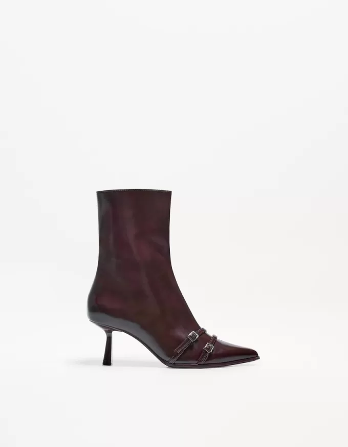 Botines tacón gatito con hebillas Maroon