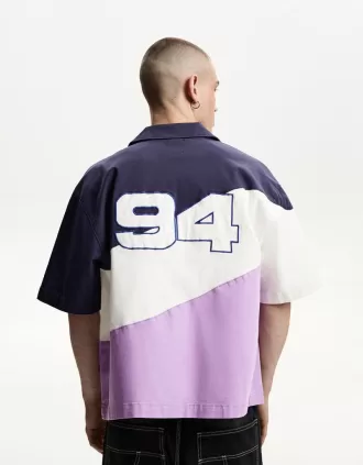 Camisa boxy fit de manga corta con estampado Nascar Violet
