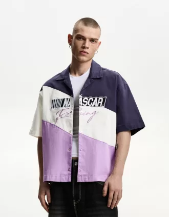 Camisa boxy fit de manga corta con estampado Nascar Violet
