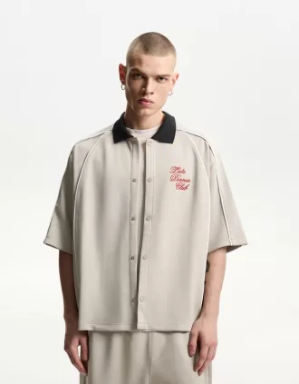Camisa boxy fit manga corta bordada Grey