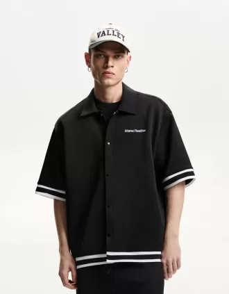 Camisa boxy fit manga corta bordada Black