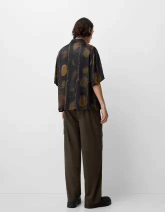 Camisa boxy fit manga corta estampada Khaki