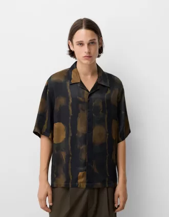 Camisa boxy fit manga corta estampada Khaki