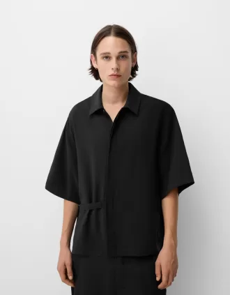 Camisa cruzada boxy fit de manga corta con hebilla Black