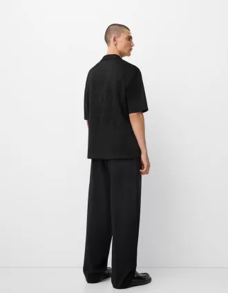 Camisa de manga corta con corte relajado y diseño en relieve. Black