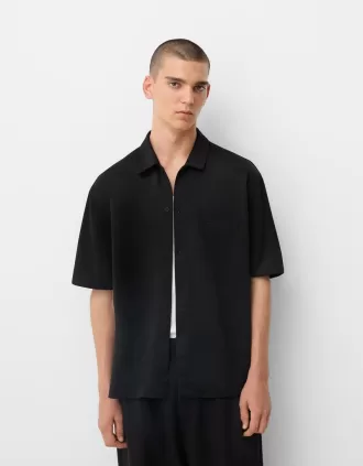 Camisa de manga corta con corte relajado y diseño en relieve. Black