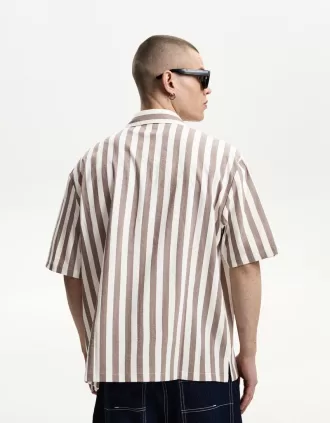 Camisa de manga corta y corte relajado. Sand