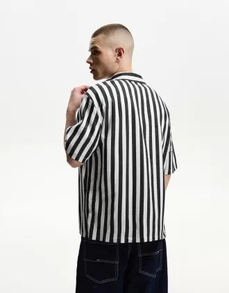 Camisa de manga corta y corte relajado. White / Black