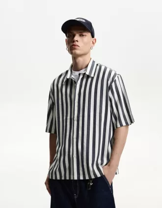 Camisa de manga corta y corte relajado. Dark grey
