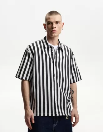 Camisa de manga corta y corte relajado. White / Black