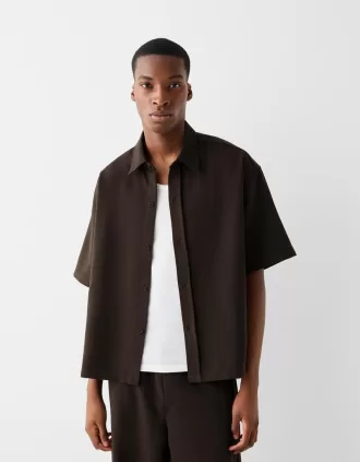 Camisa entallada de manga corta con corte boxy Brown
