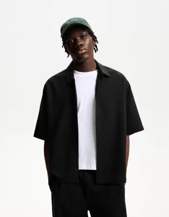 Camisa entallada de manga corta y corte boxy Black
