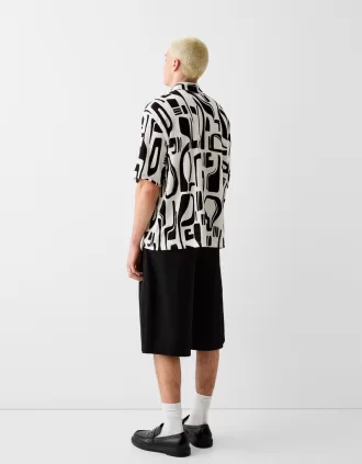 Camisa plisada manga corta estampada White / Black