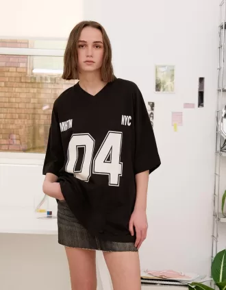 Camiseta estampada con cuello en V y manga corta Black
