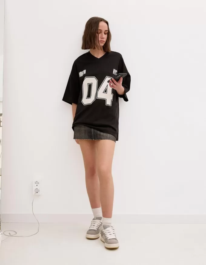 Camiseta estampada con cuello en V y manga corta Black