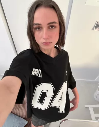 Camiseta estampada con cuello en V y manga corta Black