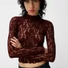 Camiseta rubia de encaje con cuello alto y manga larga Brown