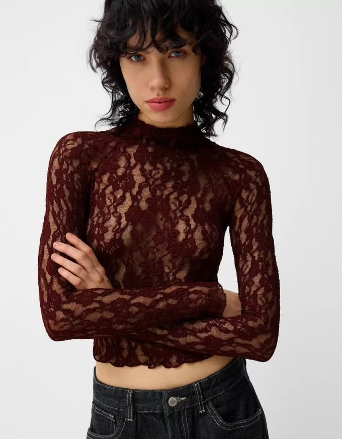 Camiseta rubia de encaje con cuello alto y manga larga Brown