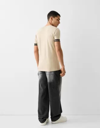 Camiseta slim fit de manga corta con detalle de rayas Camel