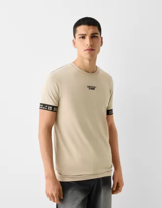 Camiseta slim fit de manga corta con detalle de rayas Camel
