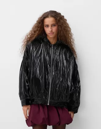 Cazadora bomber con efecto brillante y sobreestampado Black