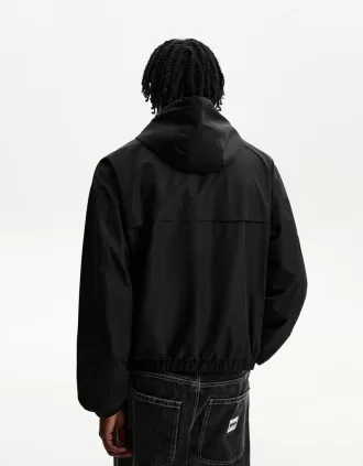 Chaqueta técnica con capucha Black