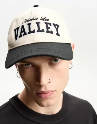 Gorra universitaria con bordado Sand