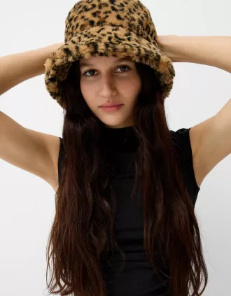 Gorro tipo pescador pelo sintético animal print Brown