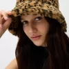 Gorro tipo pescador pelo sintético animal print Brown