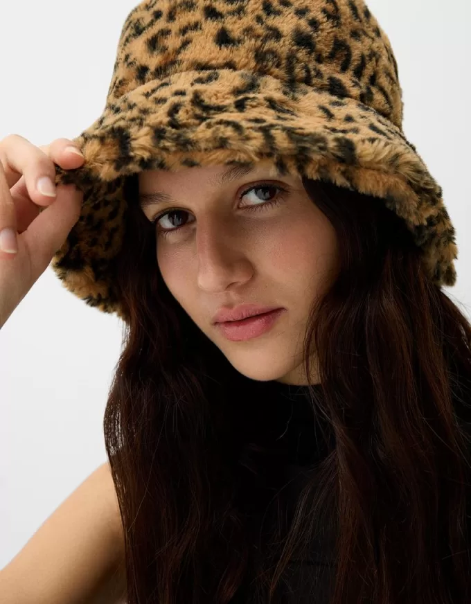 Gorro tipo pescador pelo sintético animal print Brown