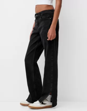 Jeans acampanados con dobladillo dividido Black