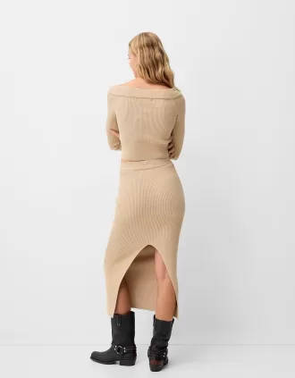 Jersey con cuello en V y hombros descubiertos Camel