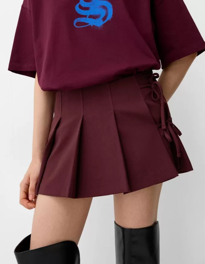 Minifalda con pliegues y detalle de lazo Maroon