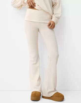 Pantalón acampanado de tacto suave con cintura doblada Cream