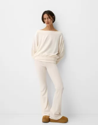 Pantalón acampanado de tacto suave con cintura doblada Cream