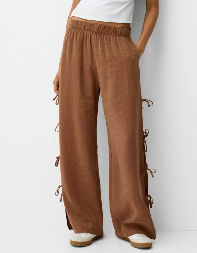 Pantalón fluido con lazos laterales Brown