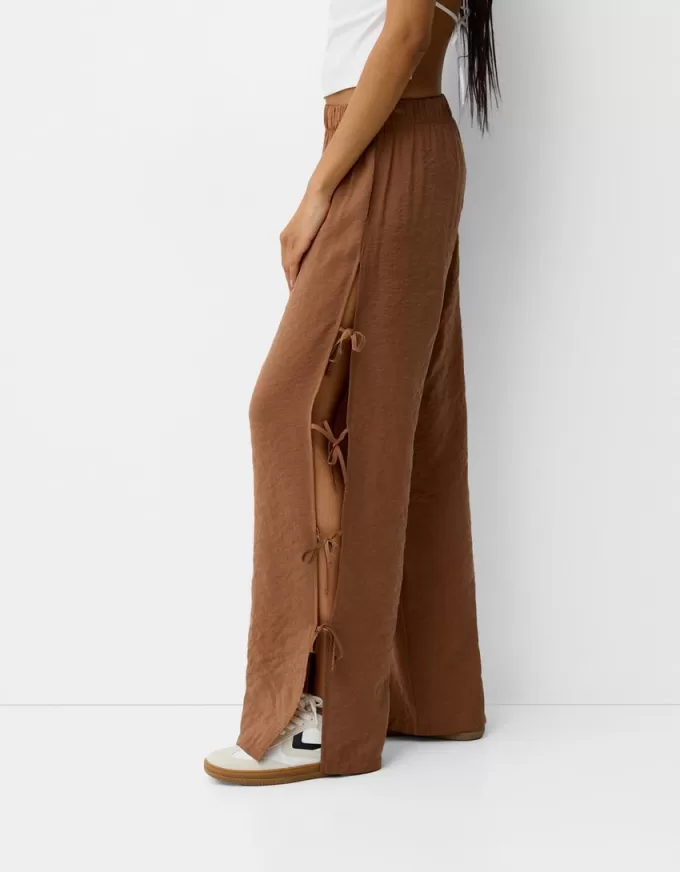 Pantalón fluido con lazos laterales Brown