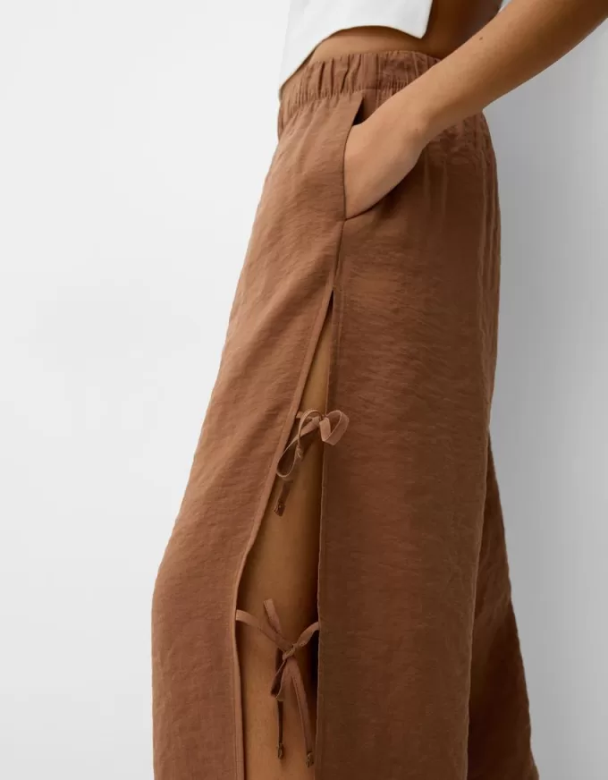 Pantalón fluido con lazos laterales Brown