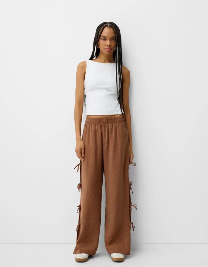 Pantalón fluido con lazos laterales Brown