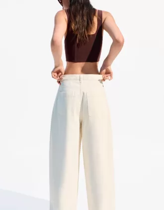 Pantalón fluido con pinzas Beige