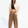 Pantalón fluido con pinzas Brown