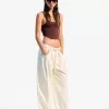 Pantalón fluido con pinzas Beige