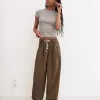 Pantalón fluido con pinzas Brown