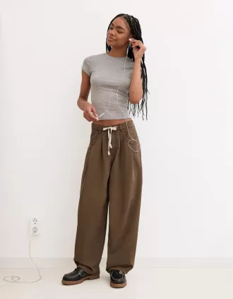 Pantalón fluido con pinzas Brown